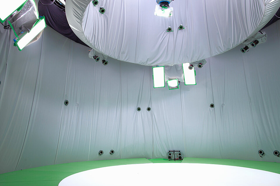Blick ins Volucap-Studio: Mehrere Kameras richten sich auf das Zentrum eines runden Raumes.
