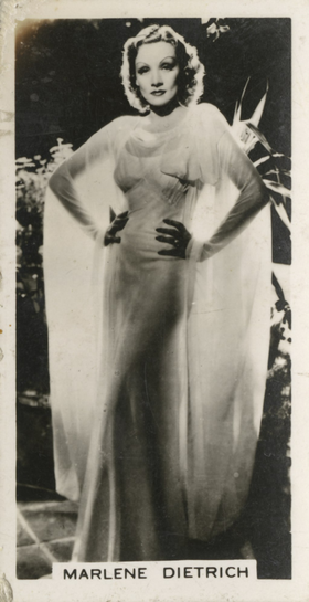 Marlene Dietrich im Abendkleid vor Gegenlicht (Preus museum, Public domain, via Wikimedia Commons)