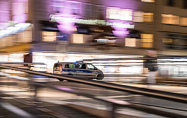 Fahrender Polizeiwagen (Bild: Michael Held/Unsplash)