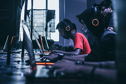 Spieler vor Computerbildschirmen (Bild: Fredrick Tendong/Unsplash)