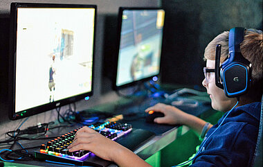 Kind beim Computerspiel (Bild: Alex Haney/Unsplash)