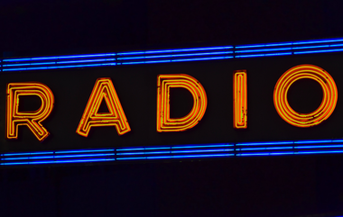 Schriftzug „Radio" (Bild: Marie Meadow/Unsplash)