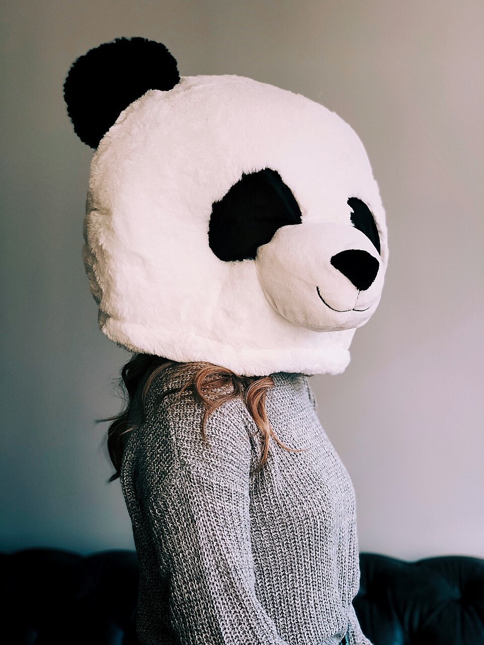 Eine Person trägt eine Pandamaske (Bild: © Jon Tyson/Unsplash)