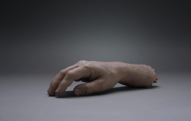 Eine abgeschnittene Hand Filmstill aus „Angstlust – Faszination True Crime. Ein Film von Memo Jeftic“)