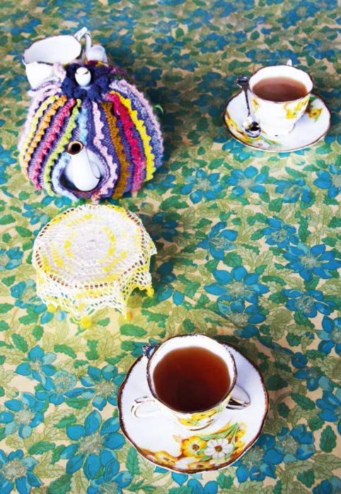 Kaffeegedeck auf blumiger Tischdecke (© Sandra Hermannsen)