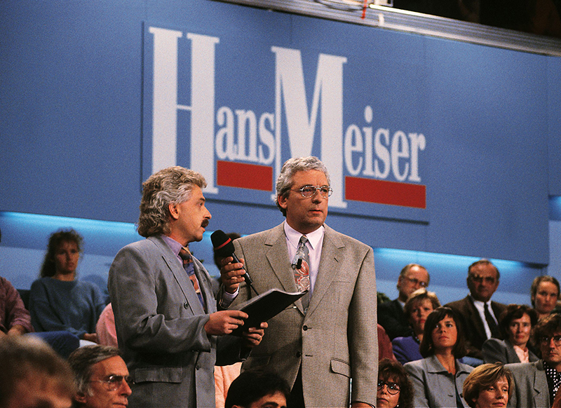 Moderator Hans Meiser spricht in seiner Show mit einem Gast (Foto: MG RTL D) 