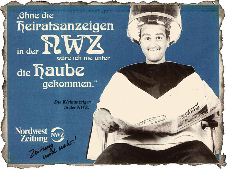 Mann unter einer Friseur-Haube sitzend und Text: „Ohne die Heiratsanzeige in der NWZ wäre ich nie unter die Haube gekommen" (Bild: meine-hochzeit.de)