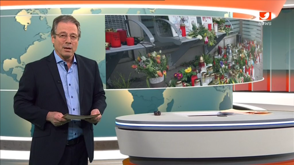 TV-Moderator vor Bild mit Trauerblumen (Screenshot von Kabel-Eins-Nachrichten