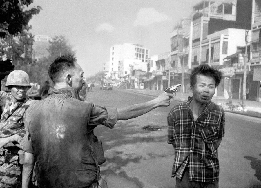Nguyễn Ngọc Loan. ein südvietnamesischer General und während des Vietnamkrieges Polizeichef von Saigon erschießt den vietnamesischen Vietcong-Angehörigen Nguyễn Văn Lém vor den laufenden Kameras westlicher Reporter (Bild: picture alliance / AP Photo / Eddie Adams)