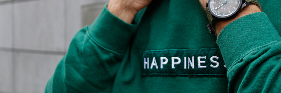 Pullover mit Aufschrift „Happiness" (Bild: Alessandro Sicari/Unsplash)