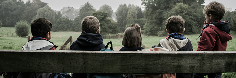 Kinder auf einer Bank sitzend (Bild: Piron Guillaume/Unsplash)