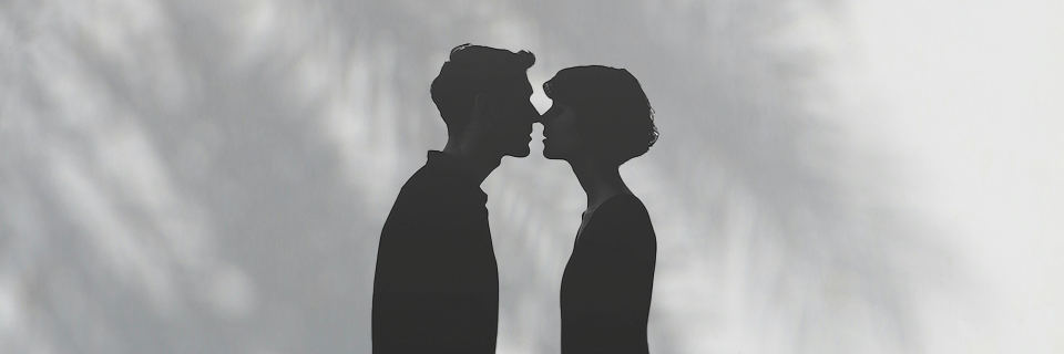 Zwei Menschen kurz bevor sie sich küssen (Bild: FSF/erstellt mit Midjourney)
